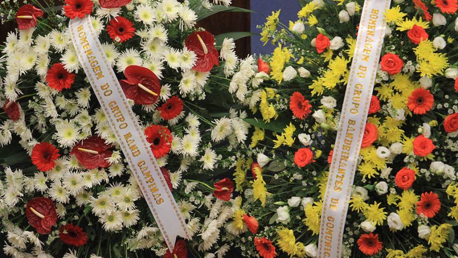 Coroa de flores em homenagem ao jornalista Luciano do Valle, em Campinas