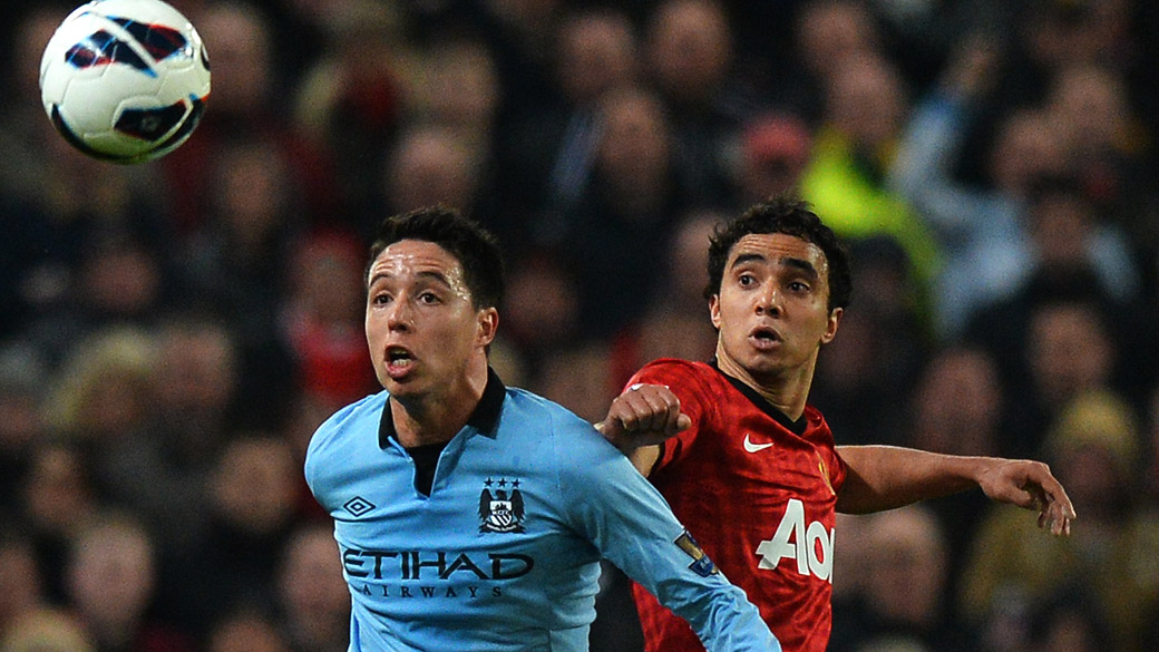 Lance de clássico entre Manchester United e Manchester City no estádio Old Trafford, pelo Campeonato Inglês