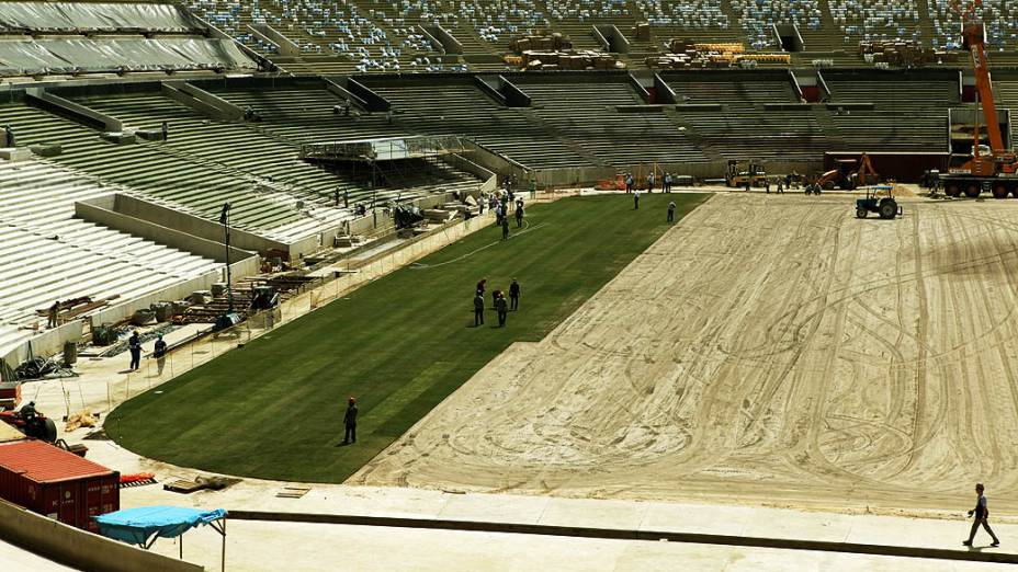 Implantação do novo gramado do Maracanã