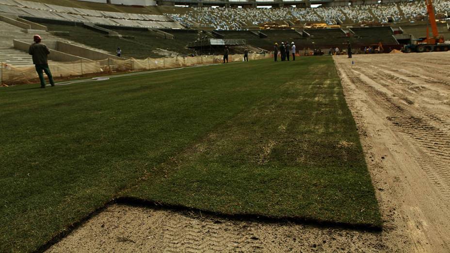 Implantação do novo gramado do Maracanã