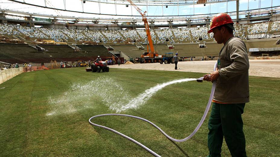 Implantação do novo gramado do Maracanã