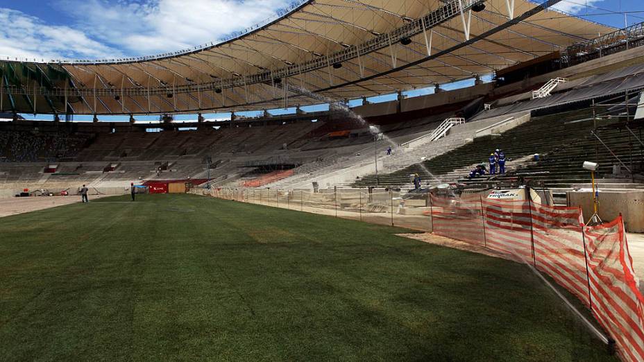 Implantação do novo gramado do Maracanã