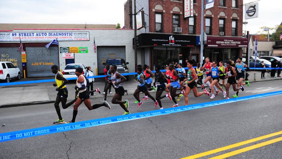 Participantes correm na Maratona de Nova York pelos cinco distritos da cidade
