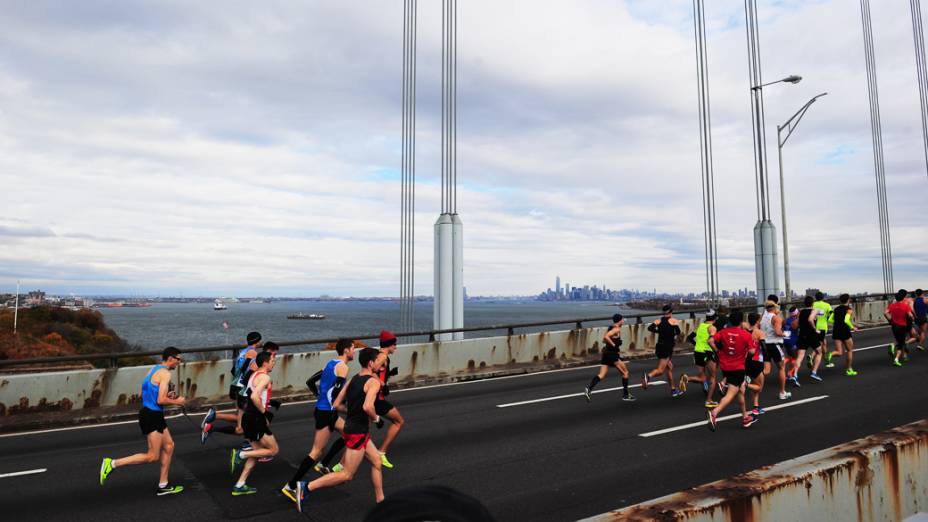 Participantes atravessam a Ponte Verrazano na Maratona de Nova York