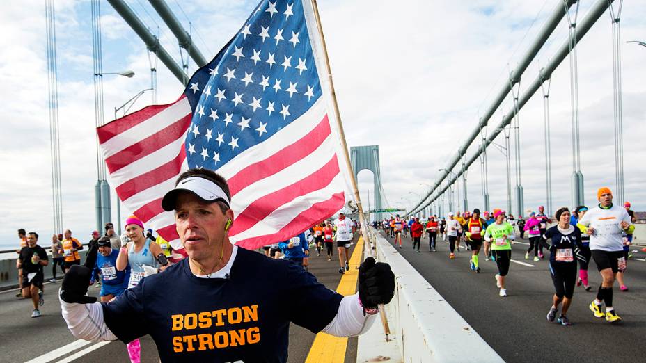 Participante vestindo uma camiseta com a frase Força Boston cruza a Ponte Verrazano durante a Maratona de Nova York