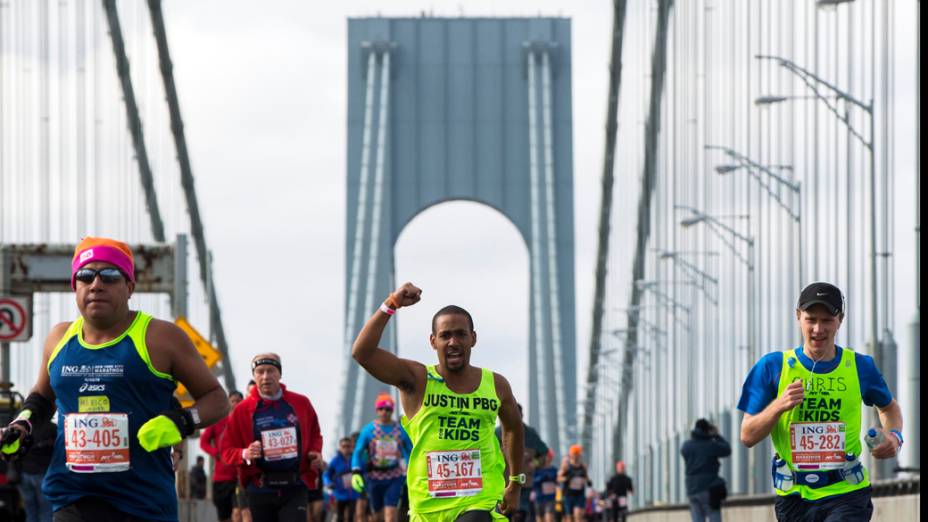Participantes cruzam a Ponte Verrazano durante a Maratona de Nova York
