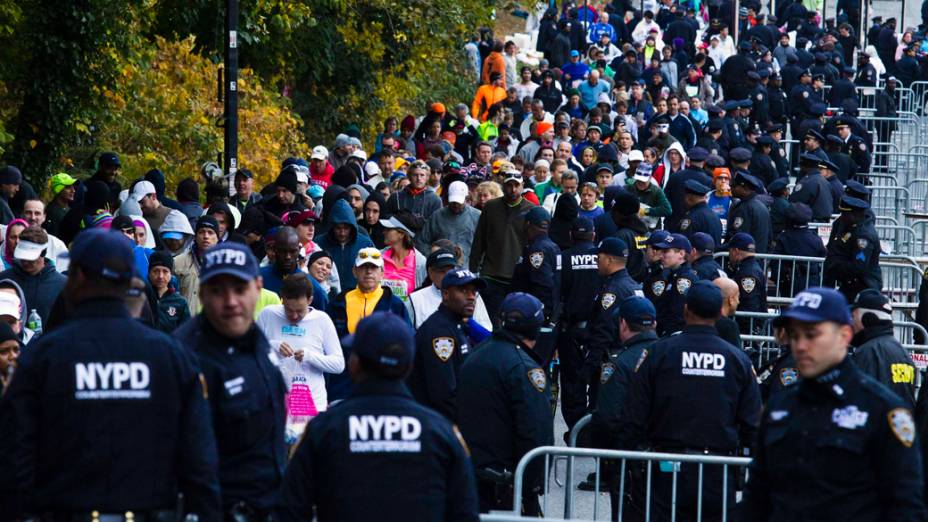 Policiais fazem revista nos participantes da Maratona de Nova York