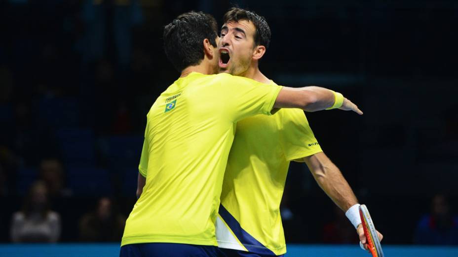 Ivan Dodig da Croácia e Marcelo Melo do Brasil comemoram vitória contra o Bob e Mike Bryan dos Estados Unidos durante a final do Barclays ATP World Tour na O2 Arena, em Londres, Inglaterra