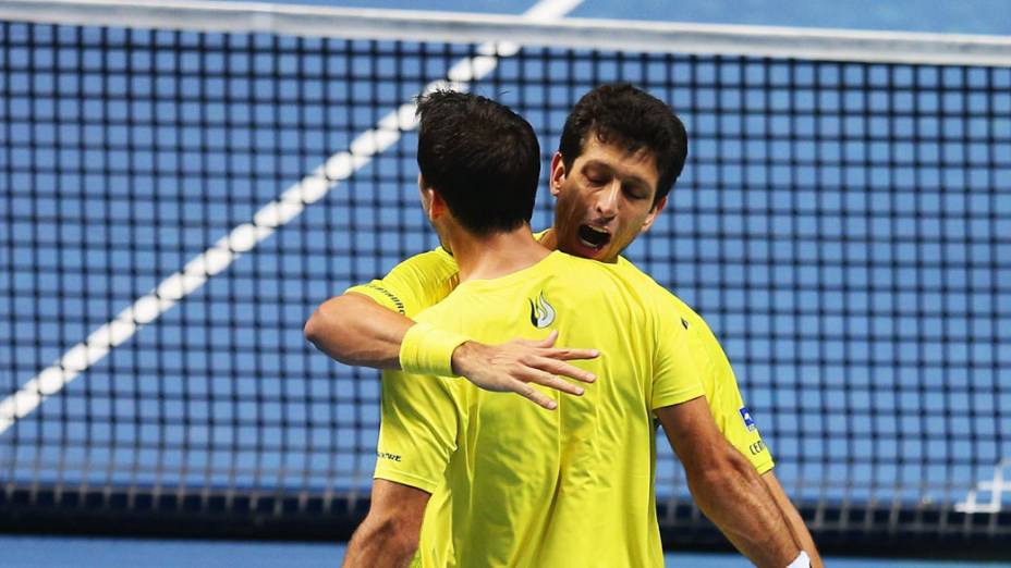 Marcelo Melo do Brasil e Ivan Dodig da Croácia comemoram vitória contra o Bob e Mike Bryan dos Estados Unidos durante a final do Barclays ATP World Tour na O2 Arena, em Londres, Inglaterra