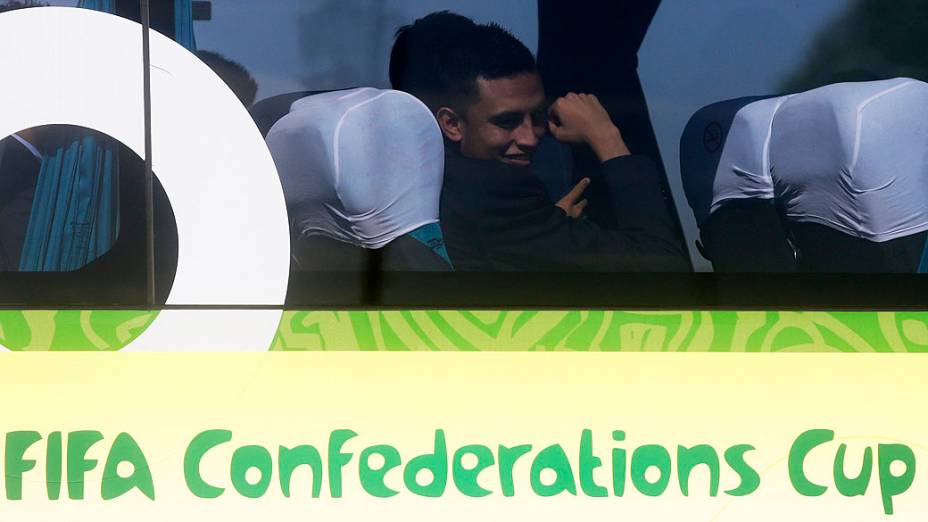 Jesus Zavala, jogador do México, desembarca no Brasil para a Copa das Confederações