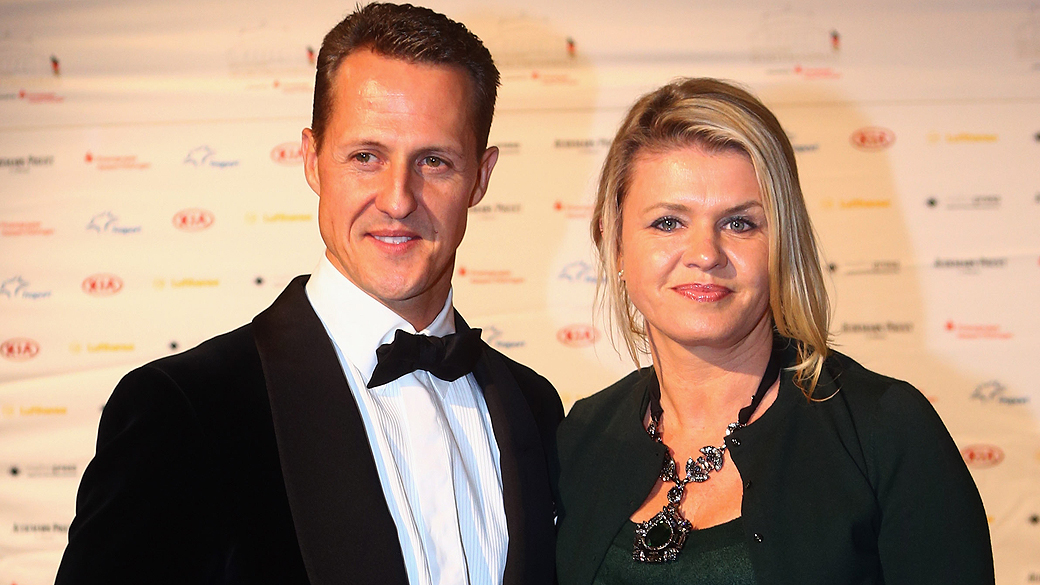 Michael Schumacher ao lado de sua esposa Corinna Betsch