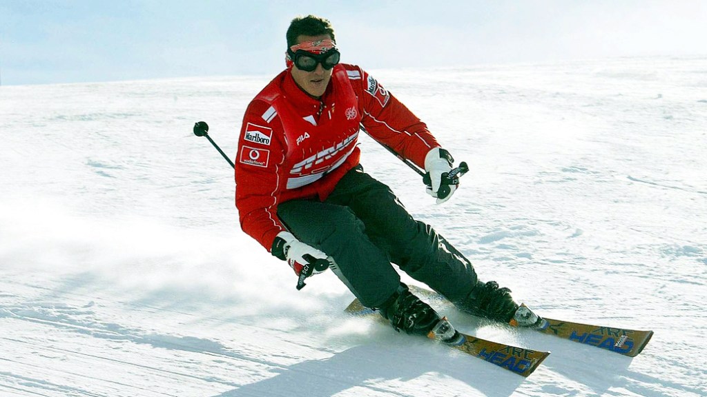 Imagem de arquivo mostra Michael Schumacher esquiando no resort Madonna Di Campiglio, em 16 de janeiro de 2004, na Itália