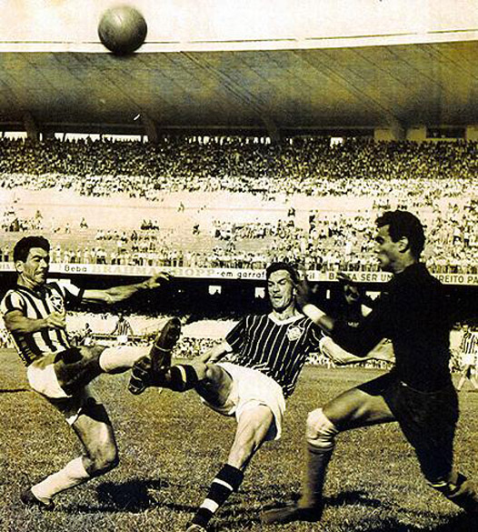 Nílton Santos no jogo entre Fluminense x Botofogo em 1952