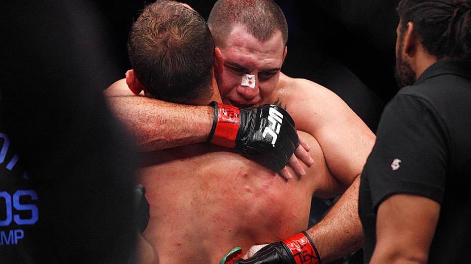 UFC 166: Após vitória e manutenção do cinturão, Cain Velasquez abraça Júnior Cigano