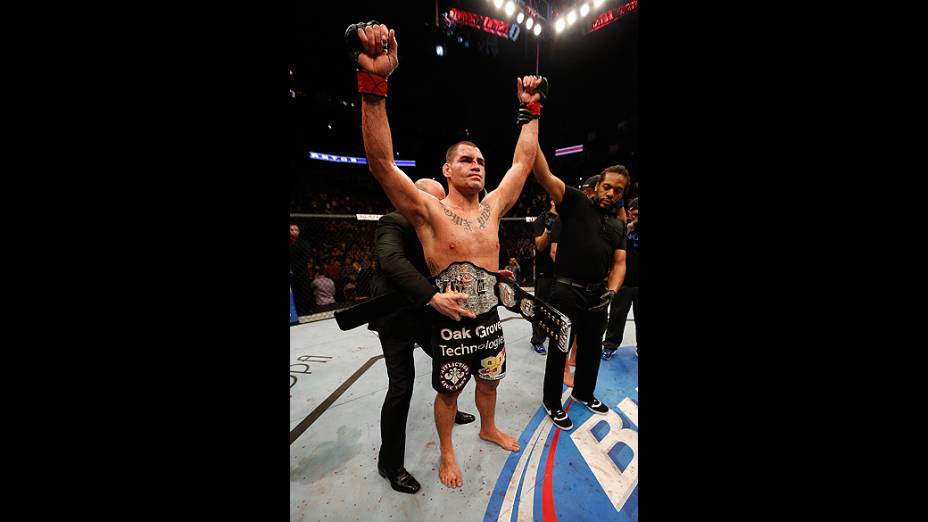 UFC 166: Cain Velasquez vence Júnior Cigano e mantém cinturão dos pesados