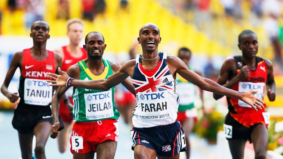 Mo Farah da Grã-Bretanha vence a corrida de 10.000 metros durante o Campeonato Mundial de Atletismo, no Estádio Luzhniki, em Moscou, na Rússia