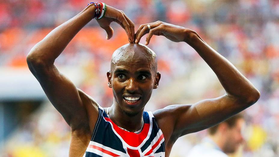 Mo Farah da Grã-Bretanha vence a corrida de 10.000 metros durante o Campeonato Mundial de Atletismo, no Estádio Luzhniki, em Moscou, na Rússia