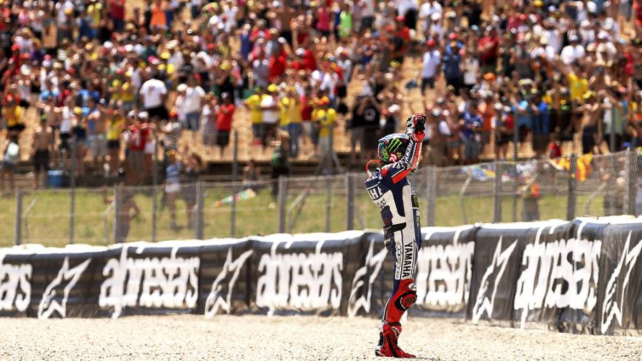 Jorge Lorenzo da Yamaha, cumprimenta o público depois de vencer o Grande Prêmio da Catalunha, em Barcelona