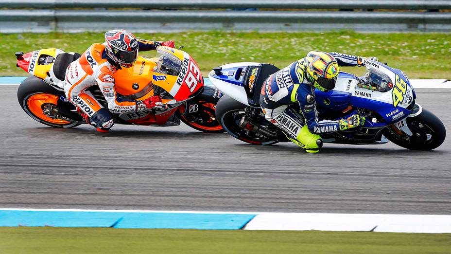 Valentino Rossi ultrapassa Marc Marquez, durante o Grande Prêmio da Holanda