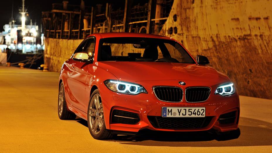 O M235i tem transmissão de oito velocidades, com opção de trocas automáticas ou manualmente