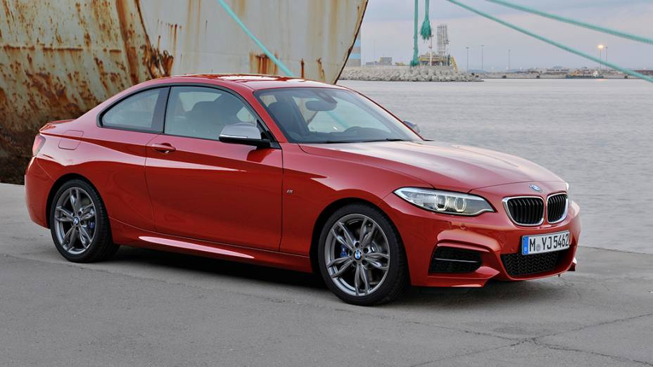 O M235i tem transmissão de oito velocidades, com opção de trocas automáticas ou manualmente