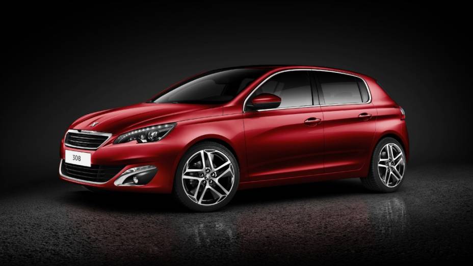 Peugeot 308 enfrenta mais uma renovação e visual se aproxima do novo compacto 208