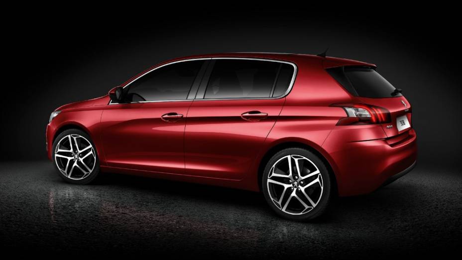 Peugeot 308 enfrenta mais uma renovação e visual se aproxima do novo compacto 208