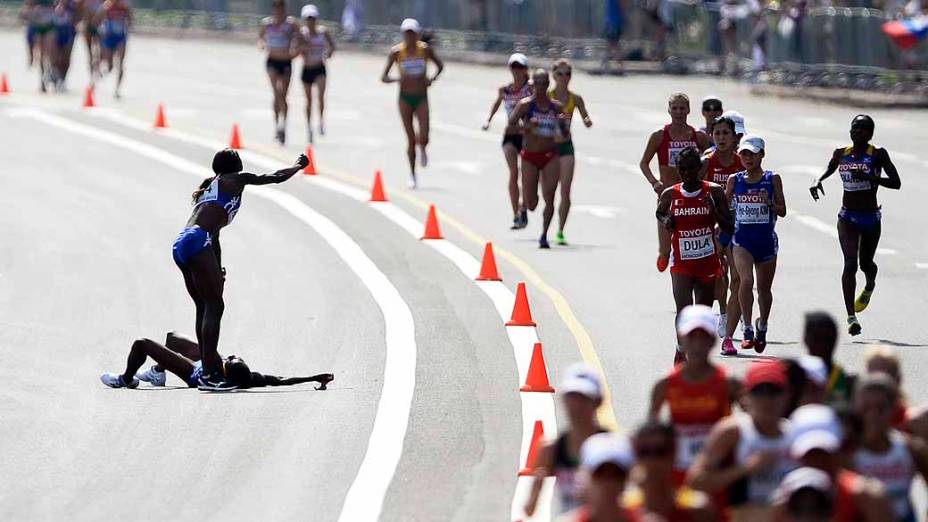 Atleta da Namíbia desmaia durante prova do Mundial de Atletismo e é socorrida por competidora, em Moscou