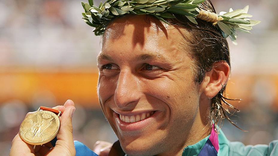 Ian Thorpe com a medalha de ouro após vencer a prova dos 400 metros livre nos Jogos Olímpicos de Atenas, em 2004