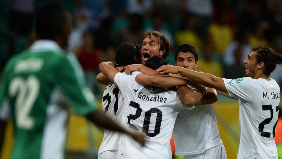 Diego Lugano comemora gol durante partida entre Nigéria e Uruguai em partida válida pela Copa das Confederações nesta quinta-feira (20), em Salvador