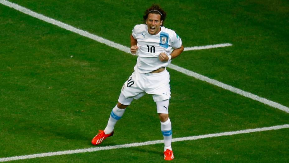 Diego Forlán comemora gol durante partida entre Nigéria e Uruguai em partida válida pela Copa das Confederações nesta quinta-feira (20), em Salvador