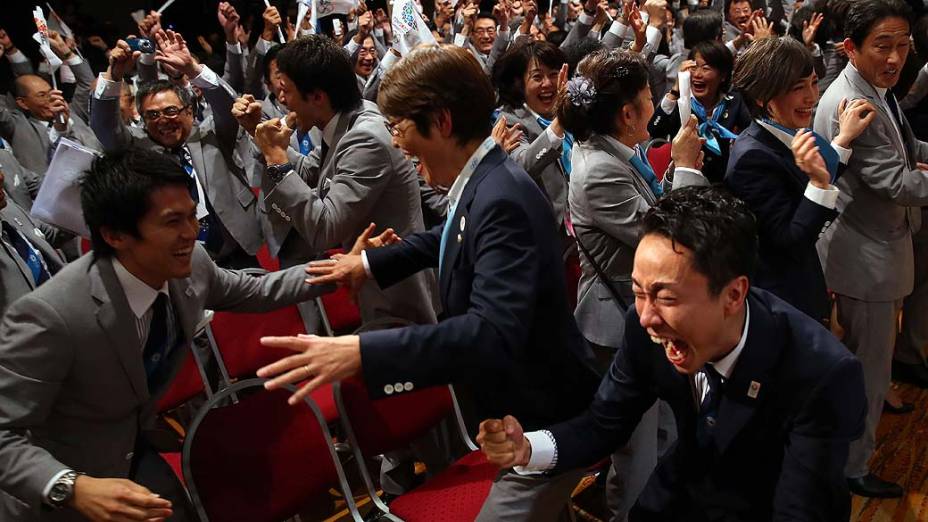 Japoneses comemoram a escolha de Tóquio como sede dos Jogos Olímpicos de 2020, após eleição realizada pelo Comitê Olímpico Internacional, em Buenos Aires