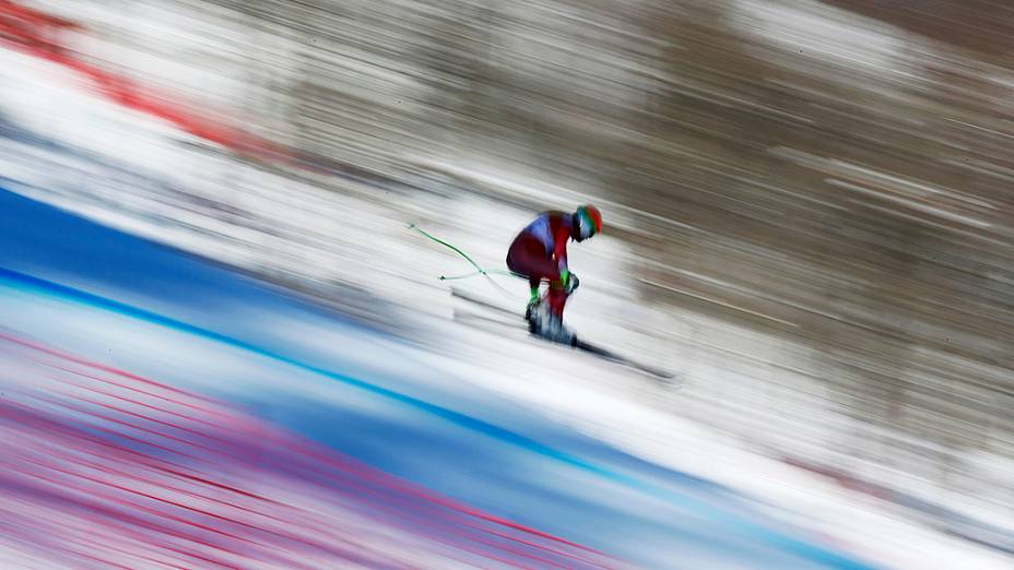 Atleta suiço durante sessão de treino de salto de ski, antes da abertura das Olimpíadas de Inverno 2014 em Sochi, na Rússia