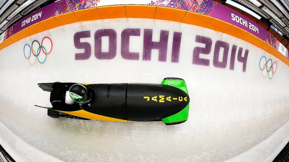 Dupla de atletas de bobsled durante sessão de treino,antes da abertura das Olimpíadas de Inverno 2014 em Sochi, na Rússia