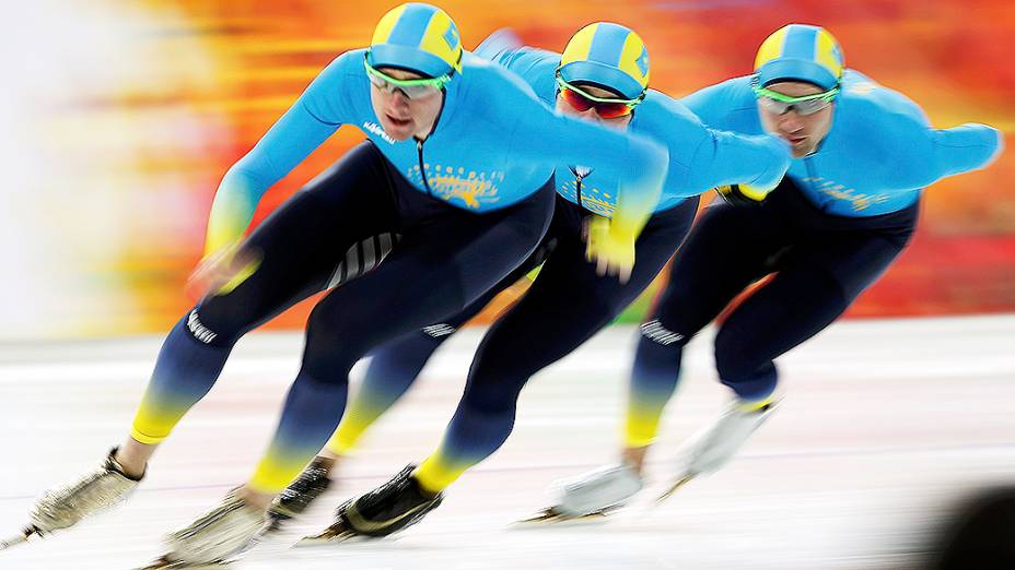 Equipe de patinação em velocidade do Cazaquistão durante sessão de treino, antes da abertura das Olimpíadas de Inverno 2014 em Sochi, na Rússia