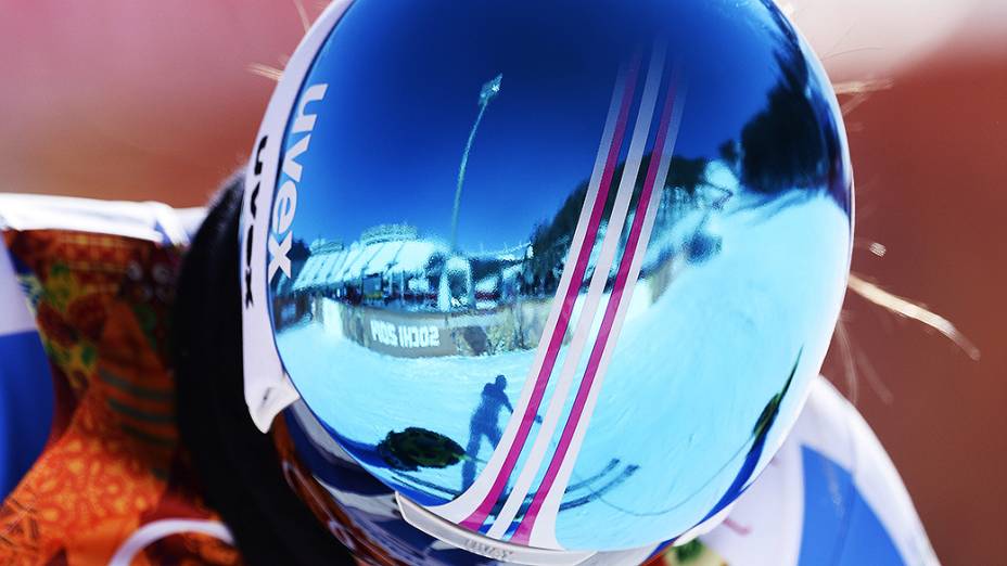 Capacete de uma esquiadora italiana reflete a pista de esqui durante sessão de treino, nas Olimpíadas de Inverno 2014 em Sochi, na Rússia