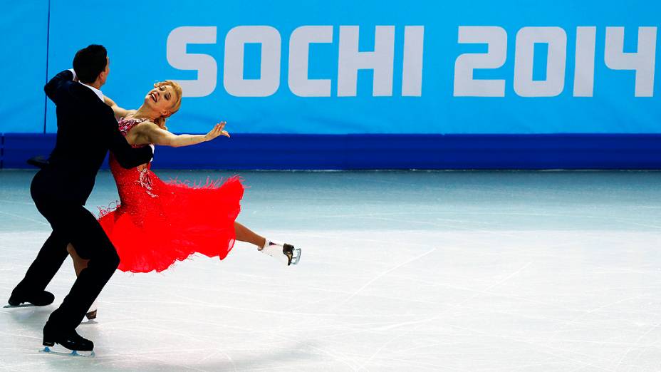 Os russos Ekaterina Bobrova e Dmitri Soloviev durante a competição de patinação artística no gelo nos Jogos Olímpicos de Inverno de Sochi