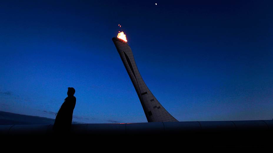 Homem é fotografado próximo a pira olímpica em Sochi