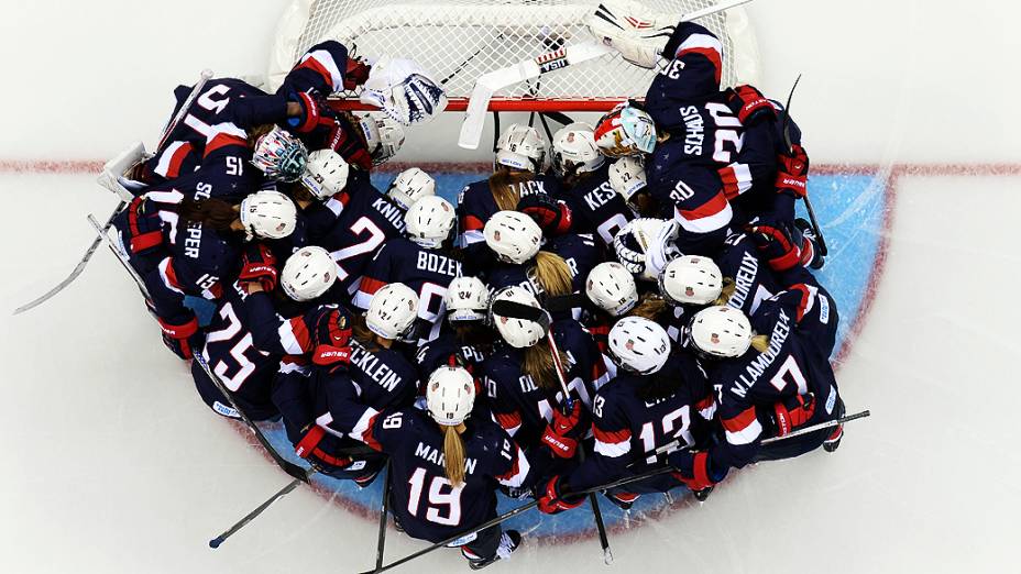 A seleção de hóquei no gelo dos Estados Unidos durante o jogo contra a Suíça, nesta segunda-feira (10), nos Jogos Olímpicos de Inverno de Sochi-2014