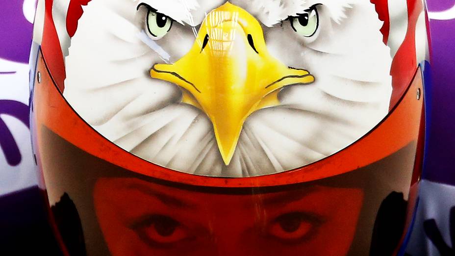 A americana Katie Uhlaender com um look estilizado e com uma águia desenhada em seu capacete