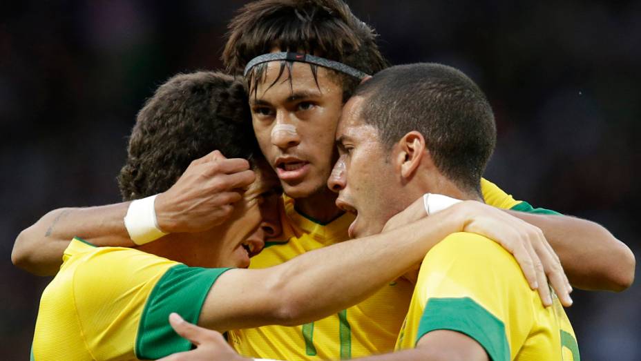 Jogadores comemoram gol contra a Coreia do Sul nos Jogos Olímpicos de Londres, em 07/08/2012