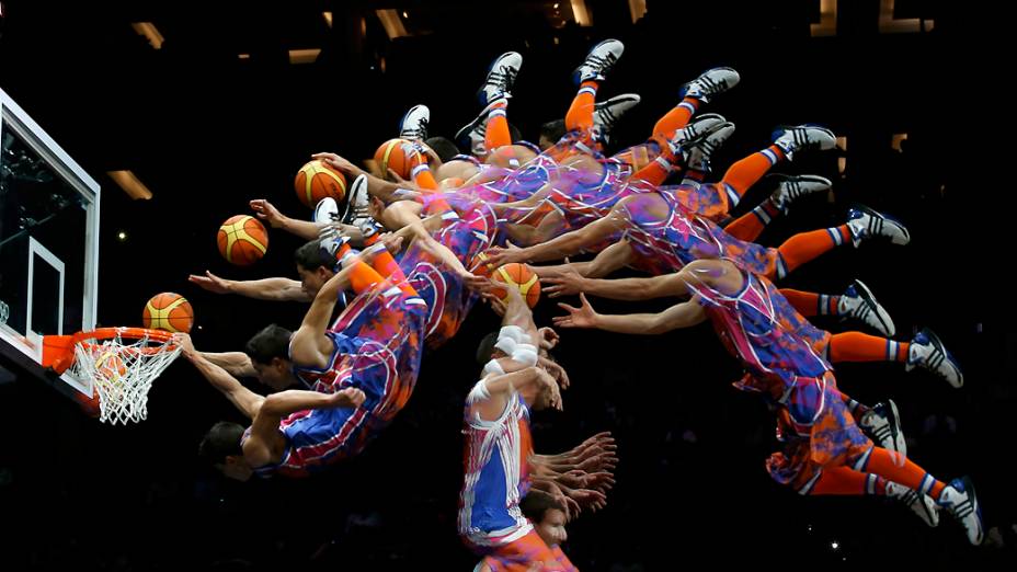 Membro do grupo Crazy Dunkers em apresentação durante intervalo de partida de basquete