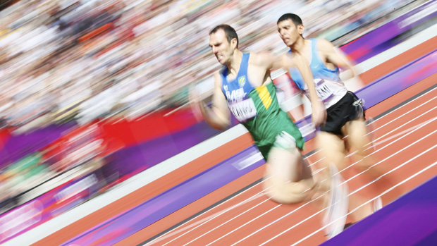 O brasileiro Fabiano Peçanha compete ao lado de Mohammad Al-Azemi, do Kuwait, pelos 800m rasos, em 06/08/2012