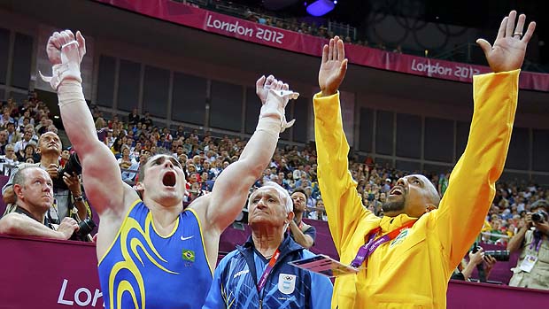 O brasileiro Arthur Zanetti (à esq.) comemora medalha de ouro nos Jogos Olímpicos de Londres