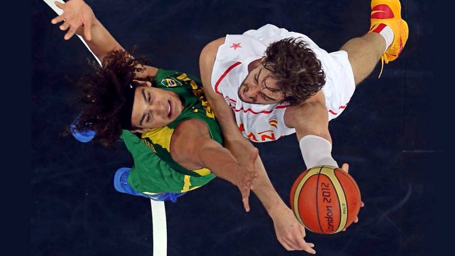 O brasileiro Anderson Varejão e o espanhol Pau Gasol durante partida de basquete nos Jogos Olímpicos de Londres, em 06/08/2012