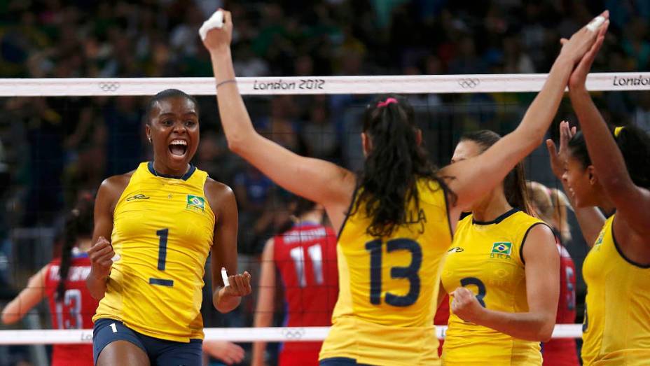 Brasileiras comemoram ponto contra a Rússia nas quartas de final do vôlei, em 07/08/2012