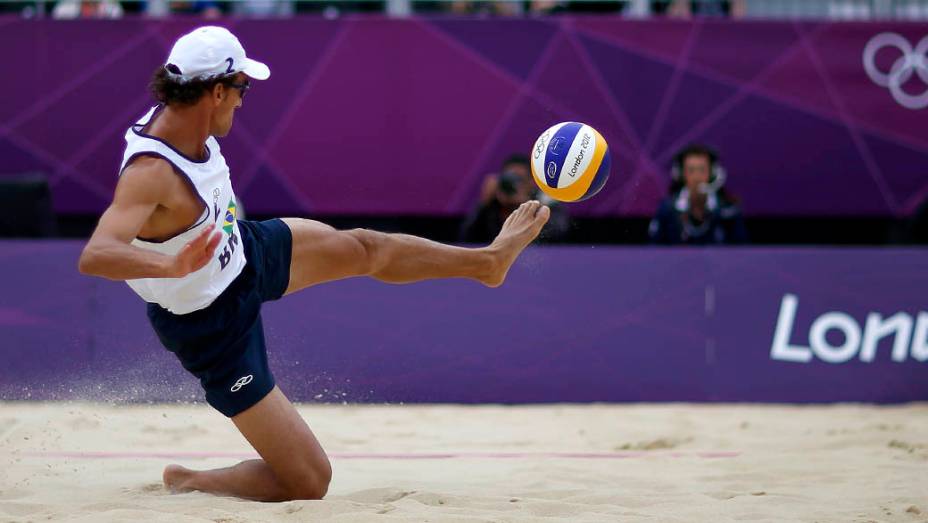 O brasileiro Emanuel durante partida contra a Letônia no vôlei de praia, em 07/08/2012