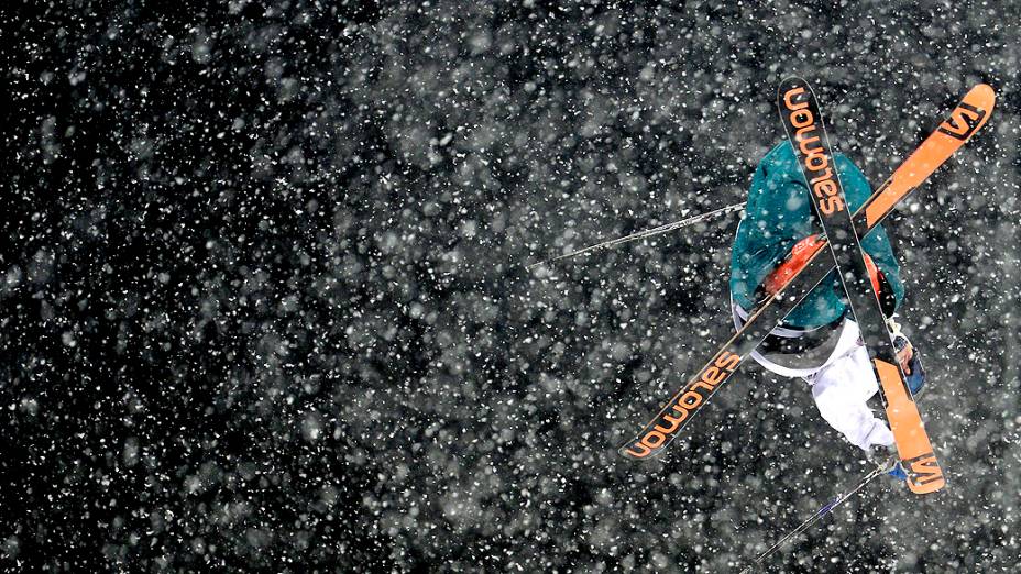 O finlandês Antti-Jussi Kemppainen compete durante as finais do esqui estilo livre sob forte nevasca, nas Olimpíadas de Inverno de Sochi, na Rússia