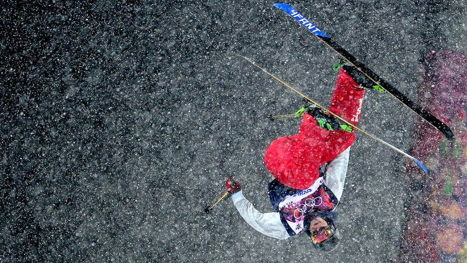 O americano David Wise compete no esqui estilo livre sob forte nevasca, nas Olimpíadas de Inverno de Sochi, na Rússia