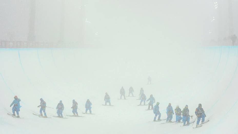 Voluntários conferem a pista antes da prova de esqui estilo livre, nas Olimpíadas de Inverno de Sochi, na Rússia